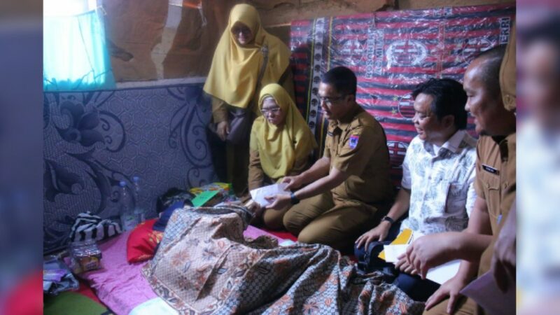 Pemko Payakumbuh bersama Baznas memberikan bantuan kepada Meriani (49), warga yang menderita disabilitas fisik akibat penyakit kronis