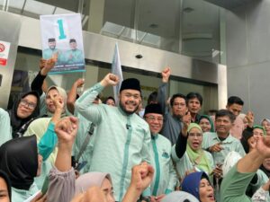 Hotel Truntum Padang menjadi pusat perhatian dengan ribuan relawan yang membanjiri acara pengundian nomor urut Pilkada Kota Padang 2024.