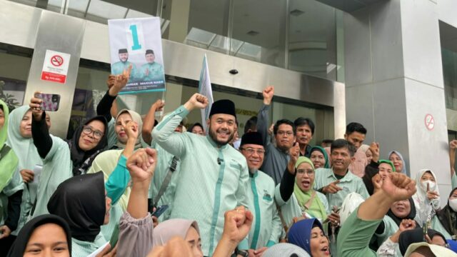 Hotel Truntum Padang menjadi pusat perhatian dengan ribuan relawan yang membanjiri acara pengundian nomor urut Pilkada Kota Padang 2024.