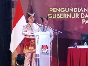 Epyardi Asda dalam pidatonya usai mendapat nomor urut 02 di Pilgub Sumbar 2024 menyatakan gubernur harus diganti. Hal itu ia sampaikan secara