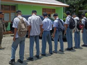 Satpol PP Padang mengamankan puluhan pelajar yang keluyuran saat jam sekolah pada Senin. Mereka diamankan di warung Gunung Pangilun