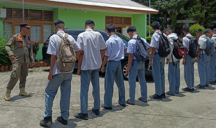 Satpol PP Padang mengamankan puluhan pelajar yang keluyuran saat jam sekolah pada Senin. Mereka diamankan di warung Gunung Pangilun