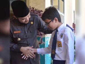 Usung Program Padang Juara, Fadly Amran: Seragam dan Buku LKS Gratis untuk Pelajar