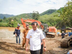 Plt Kepala Dinas PUPR Kabupaten Dharmasraya, Andar mengatakan, pekerjaan fisik proyek pembangunan jembatan gantung Nagari Siguntur, Sitiung