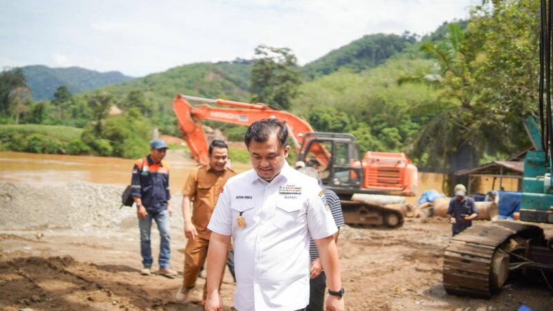 Plt Kepala Dinas PUPR Kabupaten Dharmasraya, Andar mengatakan, pekerjaan fisik proyek pembangunan jembatan gantung Nagari Siguntur, Sitiung