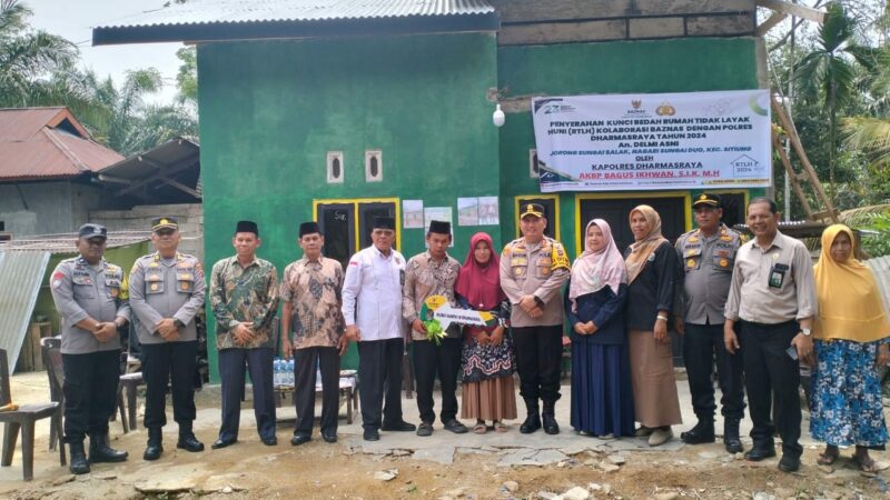Baznas Kabupaten Dharmasraya bersama Polres Dharmasraya menyerahkan kunci bedah rumah tidak layak huni (RTLH) tahun 2024