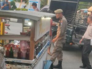 Satpol PP Padang Tertibkan PKL di Depan RSUP M Djamil