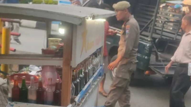 Satpol PP Padang Tertibkan PKL di Depan RSUP M Djamil