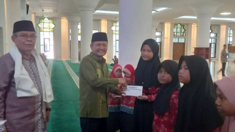 44 Anak Yatim Binaan Masjid Agung Nurul Iman Terima Santunan