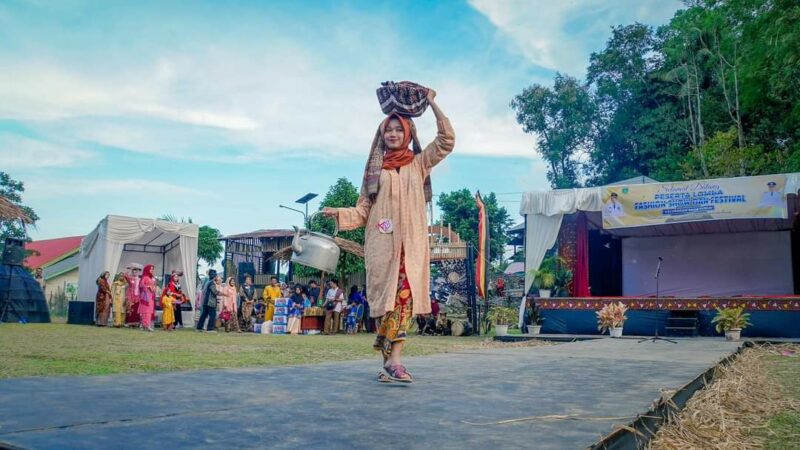 Fashion Show Baju Saisuak Meriahkan Desa Wisata Fair 2024