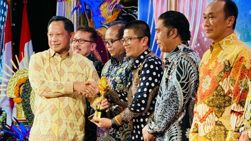 Sumbar Terima Penghargaan Upakarya Wanua Nugraha dari Mendagri