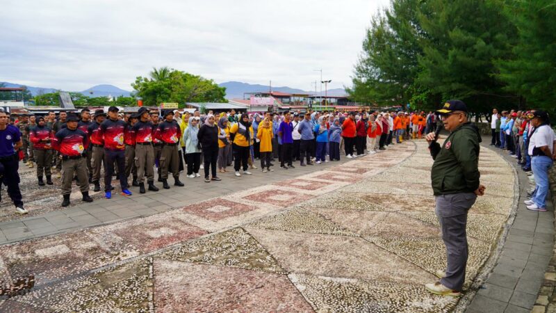 1.537 ASN dan Pelajar Bersihkan Pantai Padang, Andree: Bukti Pemerintah Hadir untuk Masyarakat
