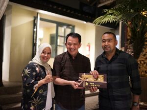 Raih Doktor dari Unsri, Plt Gubernur Sumbar Beri Apresiasi Kapolresta Padang