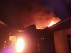 Kebakaran terjadi di kawasan pemukiman padat di Kelurahan Bungus Selatan, Kecamatan Bungus Teluk Kabung, Kota Padang, Sabtu (26/10/2024)