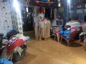 Longsor Rusak Sebuah Rumah di Teluk Bayur