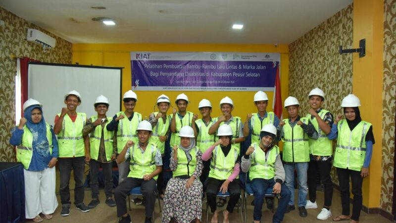 Pelatihan Pembuatan Rambu Lalu Lintas dan Marka Jalan untuk Penyandang Disabilitas di Pesisir Selatan
