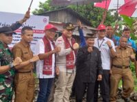 Penjabat (Pj) Wali Kota Padang, Andree Algamar melakukan peletakan batu pertama bedah rumah keluarga miskin di Kelurahan Koto Lalang,