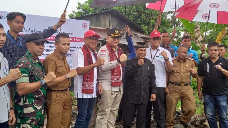Penjabat (Pj) Wali Kota Padang, Andree Algamar melakukan peletakan batu pertama bedah rumah keluarga miskin di Kelurahan Koto Lalang,