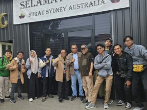 Surau dalam budaya Minangkabau adalah ruang proses dialektis tesis antitesis dari lapau dan pasa. Lapau dan pasa adalah kegiatan sosial