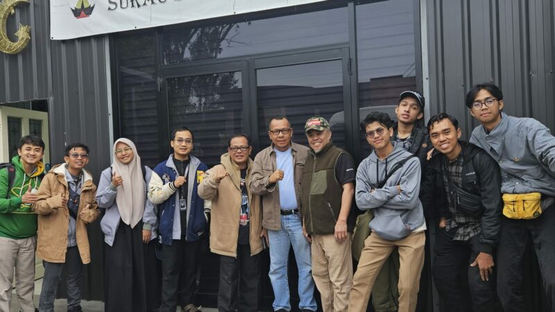 Surau dalam budaya Minangkabau adalah ruang proses dialektis tesis antitesis dari lapau dan pasa. Lapau dan pasa adalah kegiatan sosial