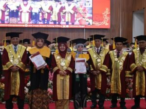 UIN Imam Bonjol Padang memberikan apresiasi kepada mahasiswa terbaik untuk melanjutkan kuliah tingkat magister selamat empat semester