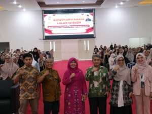 UIN Imam Bonjol Padang melaksanakan kegiatan bimbingan karir bagi calon wisudawan yang digelar di Gedung J, kampus UIN Imam Bonjol Padang,