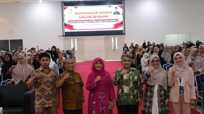 UIN Imam Bonjol Padang melaksanakan kegiatan bimbingan karir bagi calon wisudawan yang digelar di Gedung J, kampus UIN Imam Bonjol Padang,