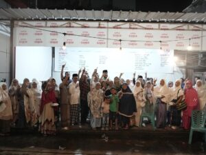 Calon Wali Kota Padang, Fadly Amran berkampanye dan bersilaturahmi dengan warga Olo di Warkop Damarindo, Selasa (1/10/2024). Pertemuan ini