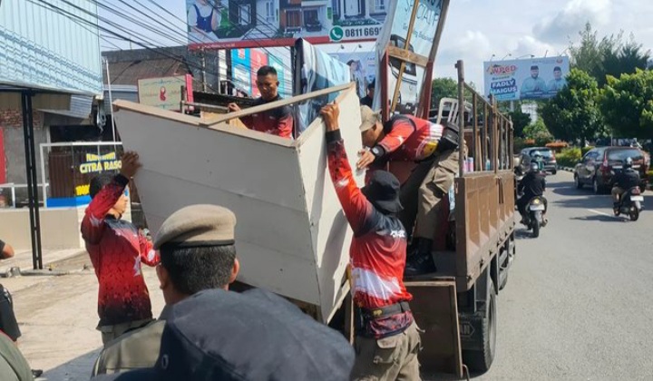 Satpol PP Padang menertibkan sejumlah pedagang kaki lima (PKL) yang berjualan di atas trotoar maupun bahu Jalan Hamka di daerah Air Tawar,