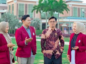 Wakil Rektor III Universitas Muhammadiyah (UM) Sumatera Barat, Dr Ahmad Lahmi MAg menjemput tiga mahasiswa yang mengikuti International Student Mobility Program Tahun 2024