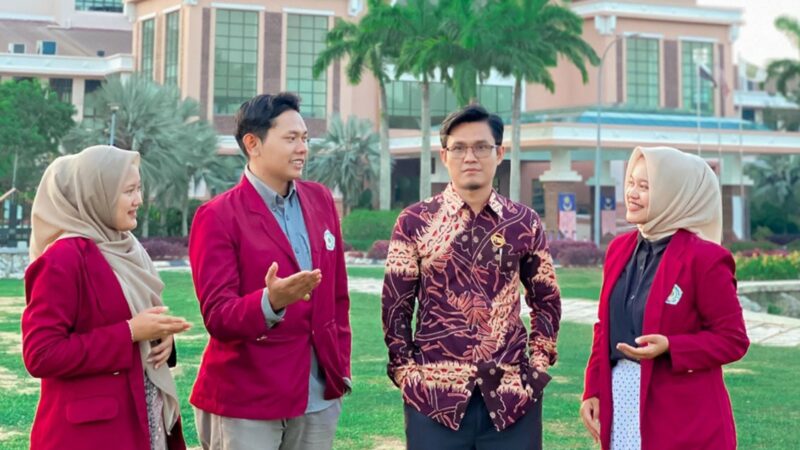Wakil Rektor III Universitas Muhammadiyah (UM) Sumatera Barat, Dr Ahmad Lahmi MAg menjemput tiga mahasiswa yang mengikuti International Student Mobility Program Tahun 2024