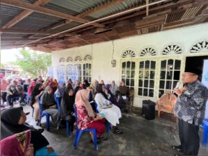 Calon Wakil Walikota Padang nomor urut 1, Maigus Nasir, menyapa warga Kampung Marapak, Kecamatan Kuranji, Kota Padang, Jumat (4/10/2024).