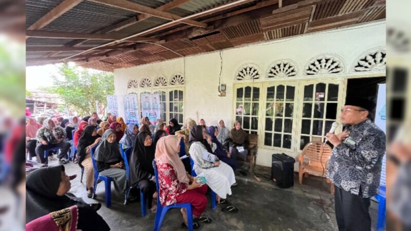 Calon Wakil Walikota Padang nomor urut 1, Maigus Nasir, menyapa warga Kampung Marapak, Kecamatan Kuranji, Kota Padang, Jumat (4/10/2024).