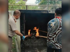 Balai Karantina Pertanian Kelas I Padang melakukan pemusnahan terhadap berbagai produk hewan dan tumbuhan ilegal
