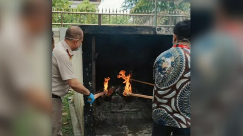 Balai Karantina Pertanian Kelas I Padang melakukan pemusnahan terhadap berbagai produk hewan dan tumbuhan ilegal