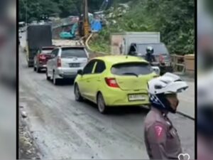 Pengerjaan jalan di kawasan Lembah Anai saat ini masih terus berlangsung. Kepolisian pun memberlakukan sistem buka tutup bagi kendaraan