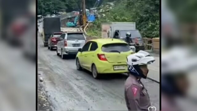 Pengerjaan jalan di kawasan Lembah Anai saat ini masih terus berlangsung. Kepolisian pun memberlakukan sistem buka tutup bagi kendaraan