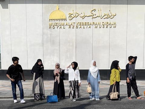 Hari terakhir di pekan ini. Hari dimana mahasiswa KKN melakukan kegiatan bebas. Hari ini merupakan pekan terakhir mahasiswa