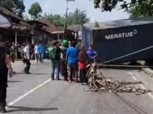 Sebuah kecelakaan lalu lintas terjadi di Jorong Koto Tuo, Nagari Panyalaian, Kabupaten Tanah Datar, pada Selasa (8/10/2024) sekitar pukul
