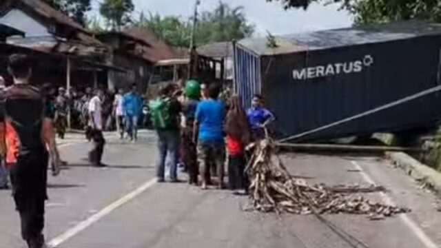 Sebuah kecelakaan lalu lintas terjadi di Jorong Koto Tuo, Nagari Panyalaian, Kabupaten Tanah Datar, pada Selasa (8/10/2024) sekitar pukul