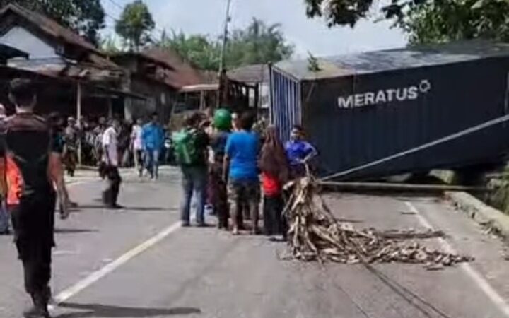 Sebuah kecelakaan lalu lintas terjadi di Jorong Koto Tuo, Nagari Panyalaian, Kabupaten Tanah Datar, pada Selasa (8/10/2024) sekitar pukul