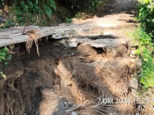 Jalan penghubung vital antara Nagari Tanjuang Barulak dengan tiga jorong di Kecamatan Batipuh, Kabupaten Tanah Datar, Sumatra Barat, kini