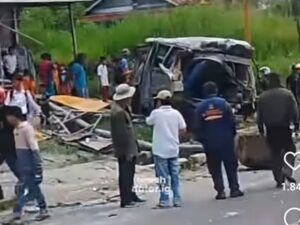 Kecelakaan lalu lintas beruntun terjadi di Jalan Raya Jorong Koto Tuo, Nagari Panyalaian, Kecamatan X Koto, Kabupaten Tanah Datar, Selasa
