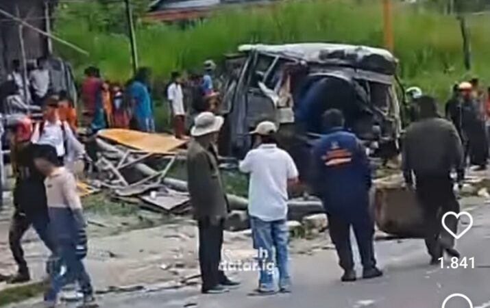 Kecelakaan lalu lintas beruntun terjadi di Jalan Raya Jorong Koto Tuo, Nagari Panyalaian, Kecamatan X Koto, Kabupaten Tanah Datar, Selasa