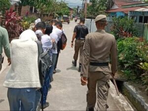 Satpol PP Padang mengamankan enam pelajar yang diduga keluyuran saat jam pelajaran berlangsung. saat asyik bermain biliar