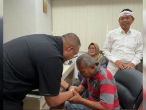 Anggota DPR RI Fraksi Partai Gerindra Andre Rosiade menerima pengaduan korban pemutusan hubungan kerja (PHK) PT Pos Indonesia