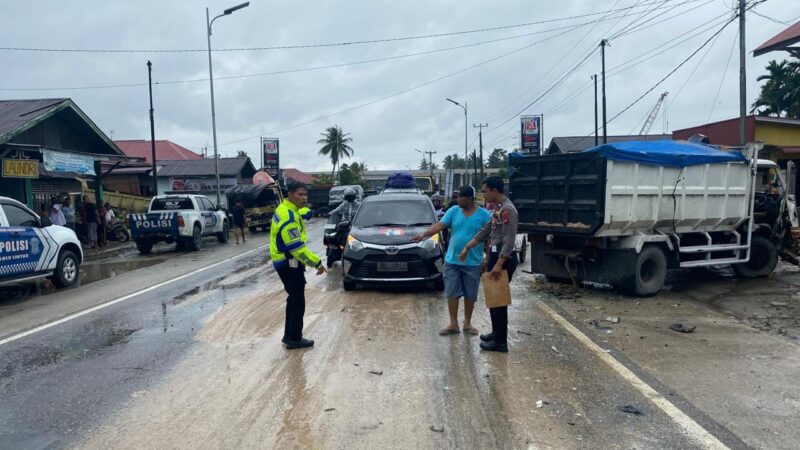 Kecelakaan beruntun melibatkan lima kendaraan terjadi di Jalan Padang-Bukittinggi, di depan Statika Kayu Kapua, Batang Anai, Padang Pariaman
