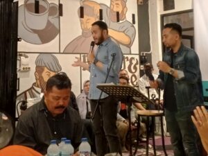 Calon Wali Kota Padang, Fadly Amran, menunjukkan pendekatan kampanye yang akrab dengan generasi muda. Dalam suasana santai, Fadly