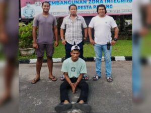Seorang pria bernama Riki Rahma Doni alias Fatur (31) ditangkap oleh Polresta Padang pada Senin (14/10/2024) sekitar pukul 12.00 WIB.