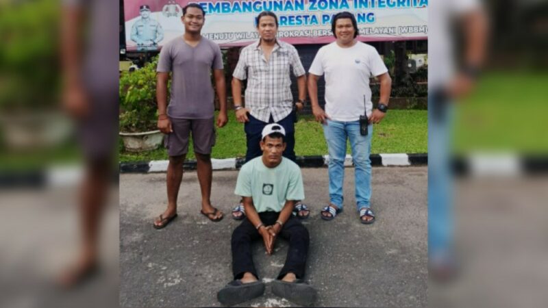 Seorang pria bernama Riki Rahma Doni alias Fatur (31) ditangkap oleh Polresta Padang pada Senin (14/10/2024) sekitar pukul 12.00 WIB.